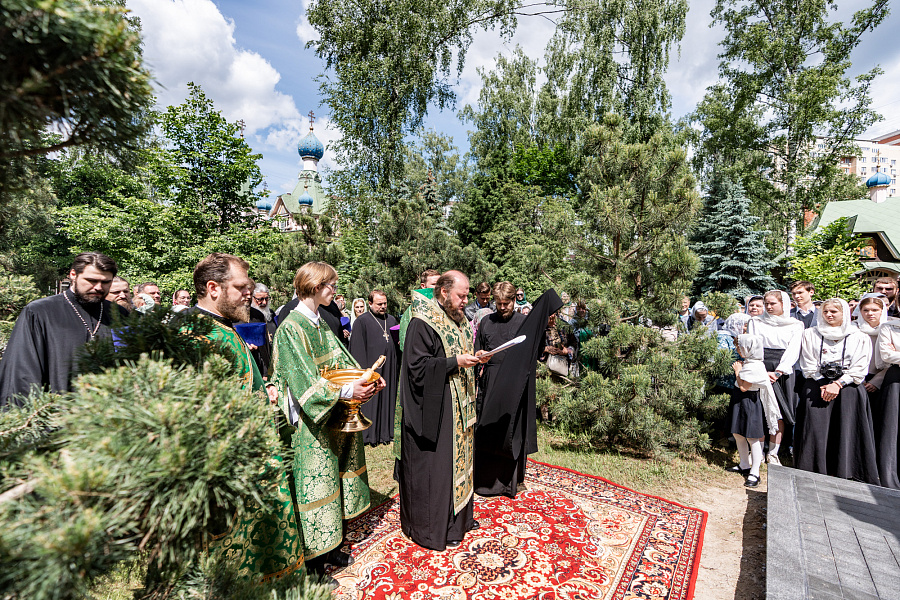 Божественная литургия в День Святого Духа в Троицком храме в Наташине города Люберцы